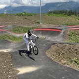 La championne du monde bernoise Christa von Niederhäusern a effectué un premier tour de piste sur le pumptrack de Monthey